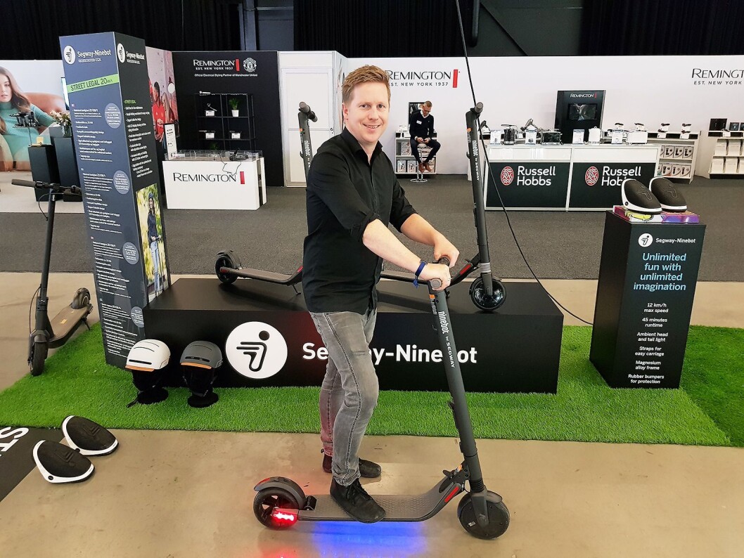 Thomas Molzen fra Witt AS viser frem sparkesykkelmodellen ES2L fra Segway-Ninebot. Foto: Jan Røsholm. Thomas Molzen fra Witt AS viser frem sparkesykkelmodellen ES2L fra Segway-Ninebot. Foto: Jan Røsholm.