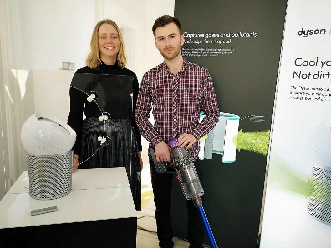 Ingeniørene Jess Rowley og Ciaran McDaid fra Dyson viser fram de nye produktene Pure Cool Me og Dyson V11 under et arrangement i Oslo. Foto: Marte Ottemo Ingeniørene Jess Rowley og Ciaran McDaid fra Dyson viser fram de nye produktene Pure Cool Me og Dyson V11 under et arrangement i Oslo. Foto: Marte Ottemo