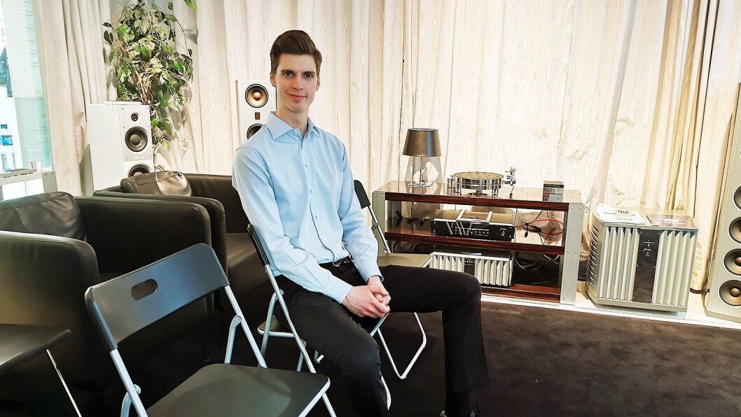 2019: Stolene er de samme, men nå er Mathias Beck er blitt butikkselger ved Oslo Hi-Fi Center. Vi møter ham under butikkmessen Vårpuls i april. Foto: Stian Sønsteng 2019: Stolene er de samme, men nå er Mathias Beck er blitt butikkselger ved Oslo Hi-Fi Center. Vi møter ham under butikkmessen Vårpuls i april. Foto: Stian Sønsteng