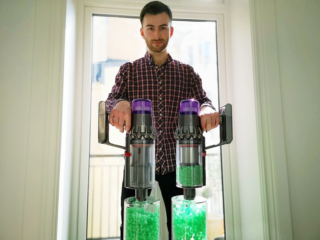 Ingeniør Ciaran McDaid demonstrere at sugekraften er like god, selv om støvbeholderen er full. Foto: Marte Ottemo Ingeniør Ciaran McDaid demonstrere at sugekraften er like god, selv om støvbeholderen er full. Foto: Marte Ottemo