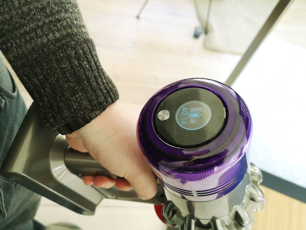 Den nye digitale skjermen skal gjøre det enklere å vite hvor mye batteri du har igjen, og guider deg om noe skulle gå galt med støvsugeren. Foto: Marte Ottemo. Den nye digitale skjermen skal gjøre det enklere å vite hvor mye batteri du har igjen, og guider deg om noe skulle gå galt med støvsugeren. Foto: Marte Ottemo.