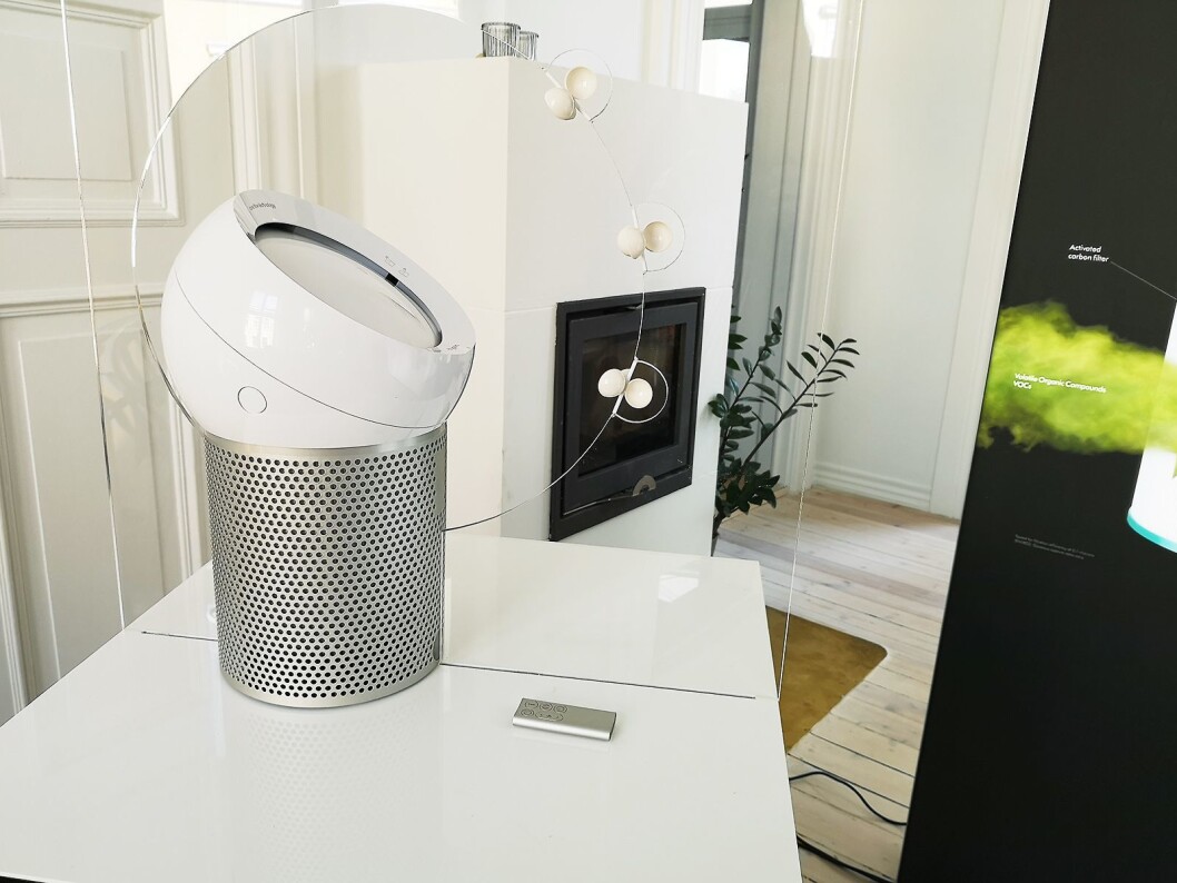 Dyson er kjent for sine vifter og luftrensere som har et hull i midten, med Pure Cool Me har de kommet opp med en helt ny formfaktor. Foto: Dyson. Dyson er kjent for sine vifter og luftrensere som har et hull i midten, med Pure Cool Me har de kommet opp med en helt ny formfaktor. Foto: Dyson.