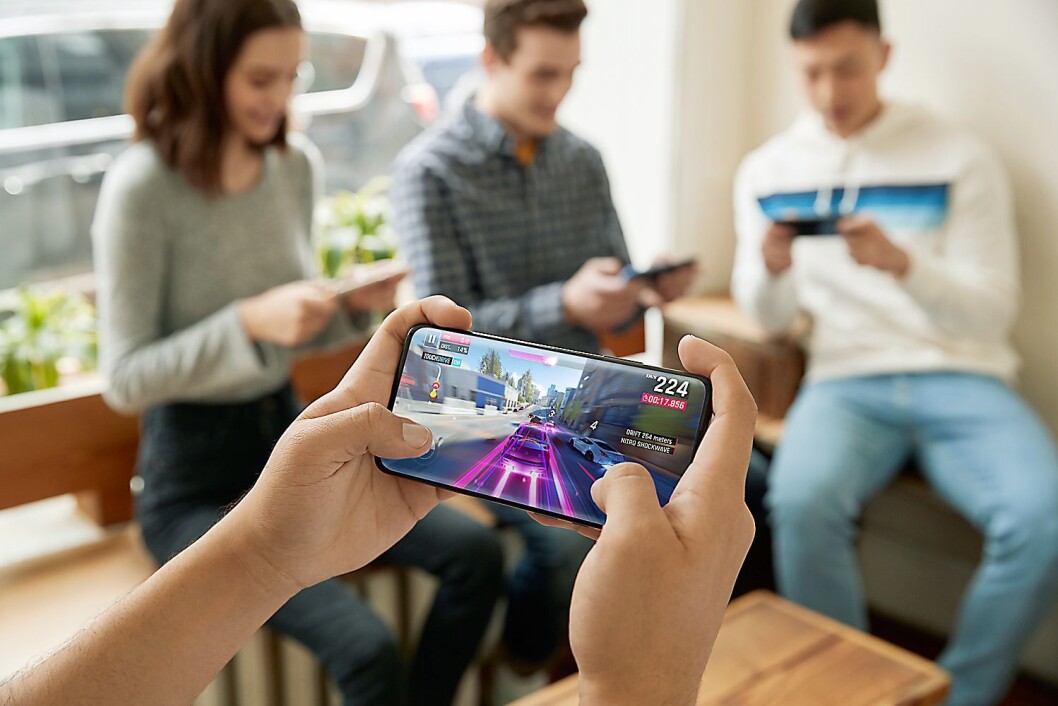 Skjermen i OnePlus 7 Pro har hele 90 Hz oppdatering. Det gjør telefonen interessant for mobil-spillere. Foto: OnePlus. Skjermen i OnePlus 7 Pro har hele 90 Hz oppdatering. Det gjør telefonen interessant for mobil-spillere. Foto: OnePlus.