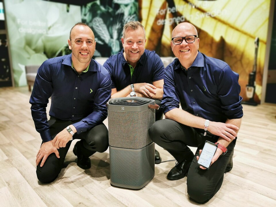 Christian Nævdal (f. v.), Espen Nordheim og Tommy Myhre er nordiske direktører for småelektriske produkter. Her viser de den smarte luftrenseren Electrolux Pure A9, som kommer i to størrelser. Foto: Stian Sønsteng