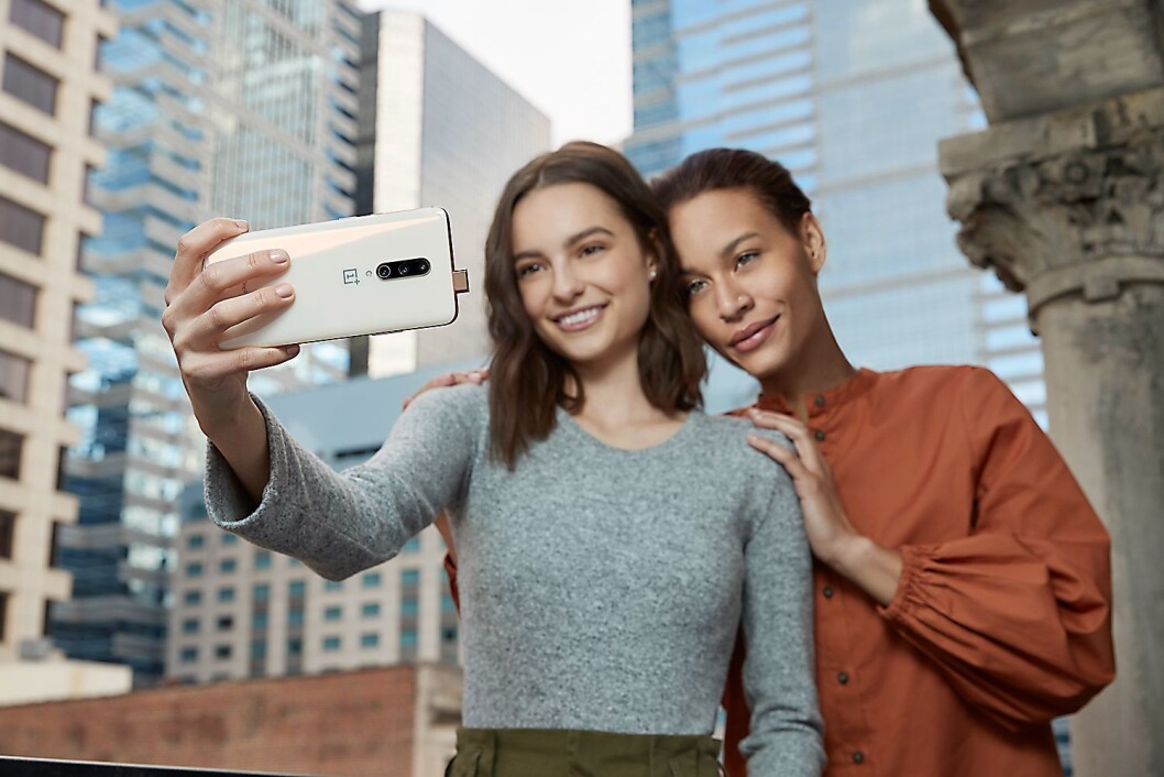 Skjermen i OnePlus 7 Pro har ikke noe hull eller busslomme for å få plass til selfie-kameraet, i stedet har kineserne gått for en pop-up-løsning. Foto: OnePlus. Skjermen i OnePlus 7 Pro har ikke noe hull eller busslomme for å få plass til selfie-kameraet, i stedet har kineserne gått for en pop-up-løsning. Foto: OnePlus.