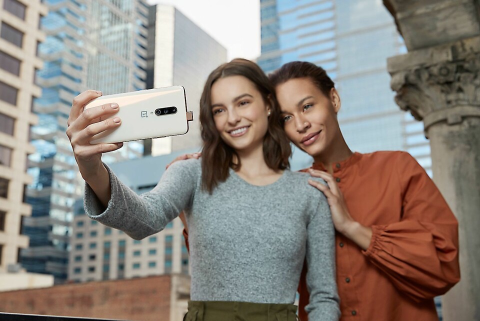 Skjermen i OnePlus 7 Pro har ikke noe hull eller busslomme for å få plass til selfie-kameraet, i stedet har kineserne gått for en pop-up-løsning. Foto: OnePlus.