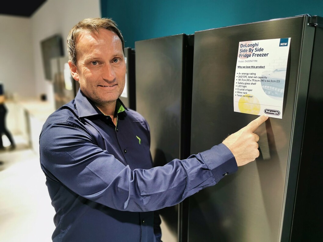 Nordisk salgsdirektør for hvitevarer, Martin Jensen, med et De'Longhi side by side-skap. Foto: Stian Sønsteng Nordisk salgsdirektør for hvitevarer, Martin Jensen, med et De'Longhi side by side-skap. Foto: Stian Sønsteng