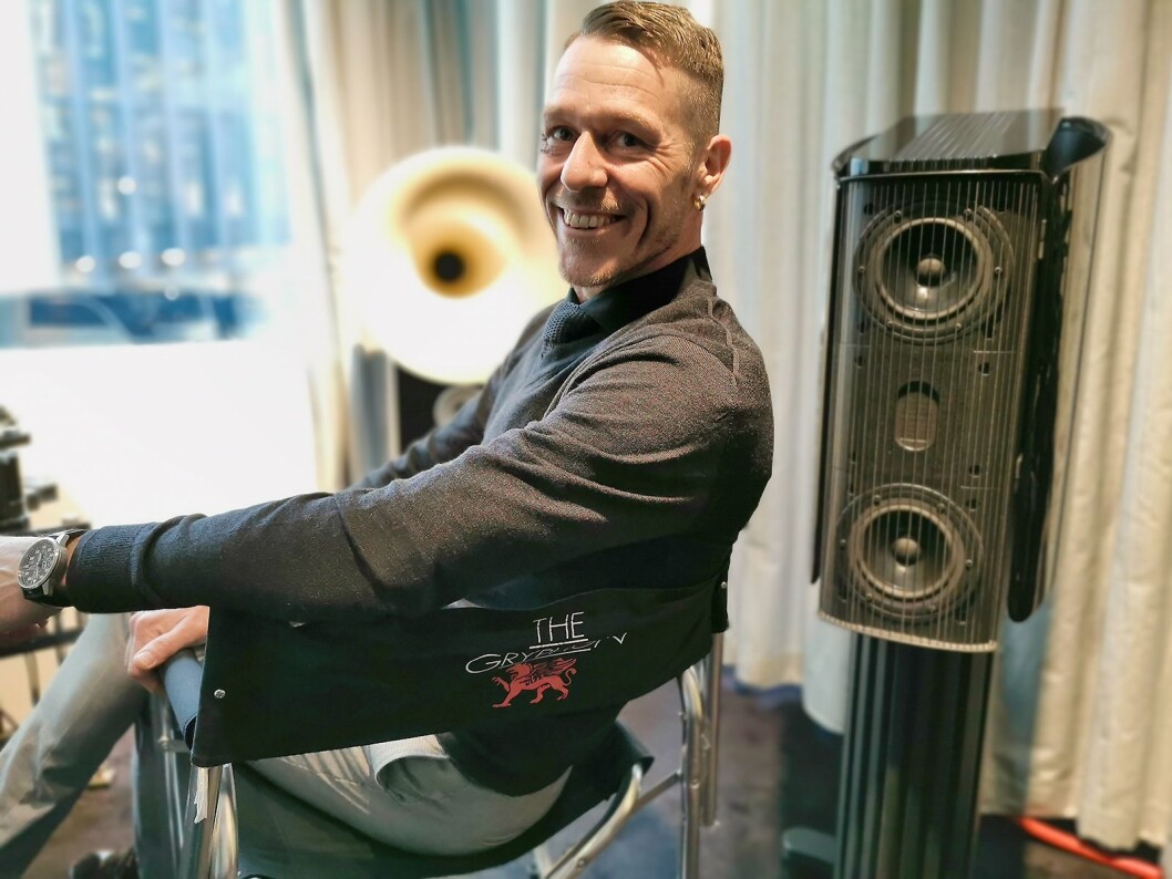 Rune Skov i danske Gryphon Audio Designs APS deltok på Vårpuls. Her med Gryphon Mojo S, der stativet følger med i prisen på 245.000 kroner paret. Foto: Stian Sønsteng. Rune Skov i danske Gryphon Audio Designs APS deltok på Vårpuls. Her med Gryphon Mojo S, der stativet følger med i prisen på 245.000 kroner paret. Foto: Stian Sønsteng.
