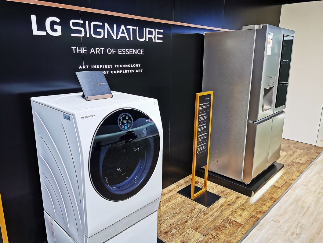 Elkjøp er alene om å selge LG Signature-serien i Norden. Her vaskemaskinen med to tromler, og side by side-skapet til henholdsvis 30.000 og 80.000 kroner. Foto: Stian Sønsteng. Elkjøp er alene om å selge LG Signature-serien i Norden. Her vaskemaskinen med to tromler, og side by side-skapet til henholdsvis 30.000 og 80.000 kroner. Foto: Stian Sønsteng.