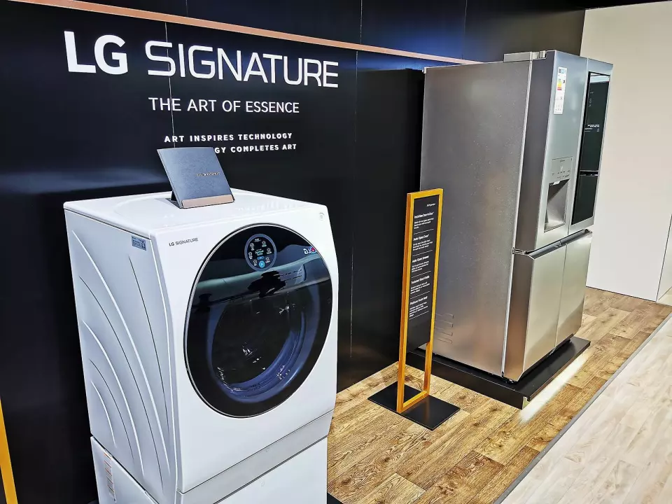Elkjøp er alene om å selge LG Signature-serien i Norden. Her vaskemaskinen med to tromler, og side by side-skapet til henholdsvis 30.000 og 80.000 kroner. Foto: Stian Sønsteng.