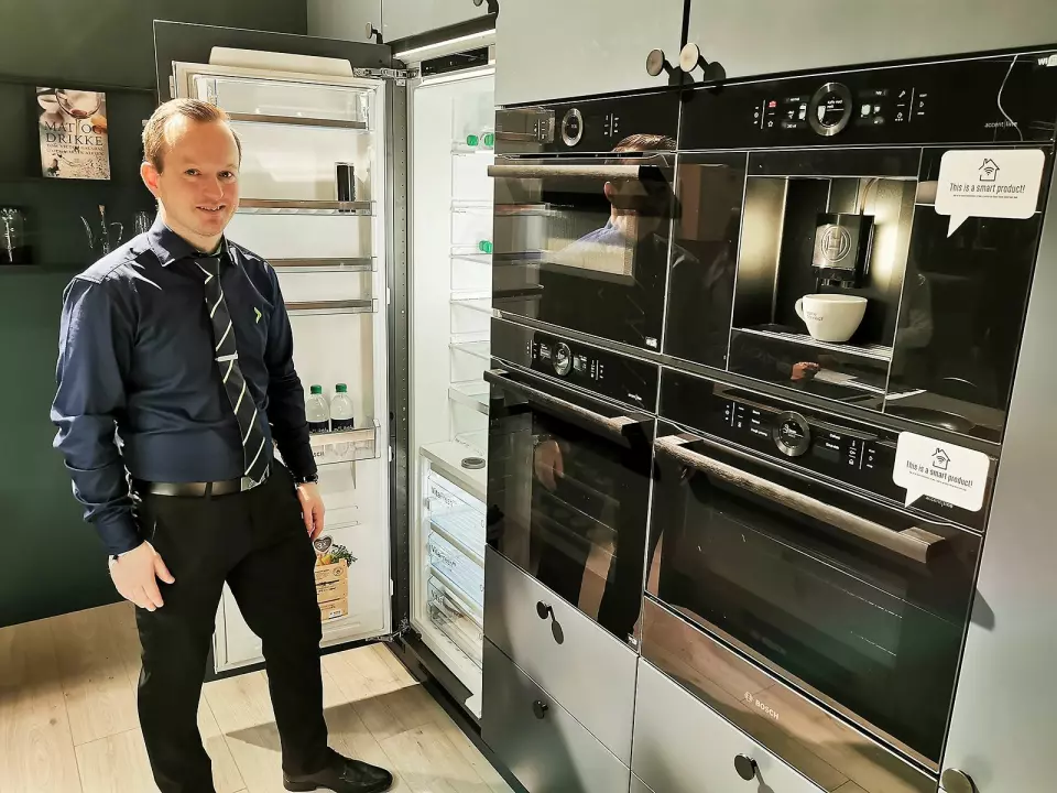 Haakon Lavik med Bosch’ Accsent-linje i Black Carbon-design, i et Epoq-kjøkken. – Her tilbyr vi ovner og kaffemaskiner i alle størrelser, og kalde innbyggingsprodukter med funksjoner som tidligere kanskje ikke var oppnåelig for alle, sier Lavik.