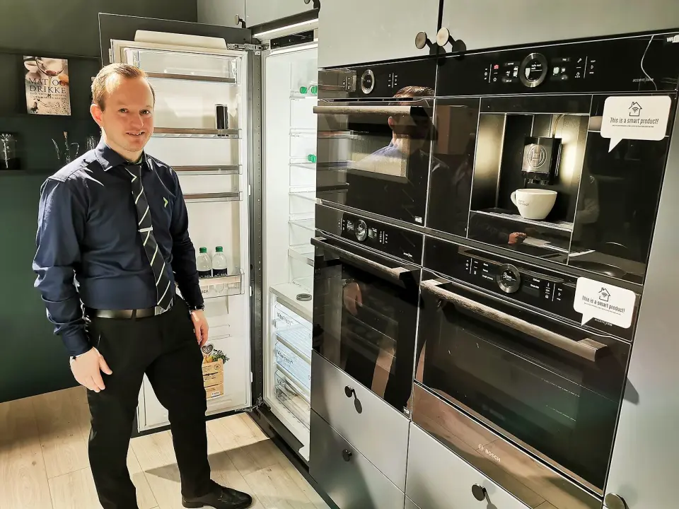 Haakon Lavik med Bosch’ Accsent-linje i Black Carbon-design, i et Epoq-kjøkken. – Her tilbyr vi ovner og kaffemaskiner i alle størrelser, og kalde innbyggingsprodukter med funksjoner som tidligere kanskje ikke var oppnåelig for alle, sier Lavik. Haakon Lavik med Bosch’ Accsent-linje i Black Carbon-design, i et Epoq-kjøkken. – Her tilbyr vi ovner og kaffemaskiner i alle størrelser, og kalde innbyggingsprodukter med funksjoner som tidligere kanskje ikke var oppnåelig for alle, sier Lavik.