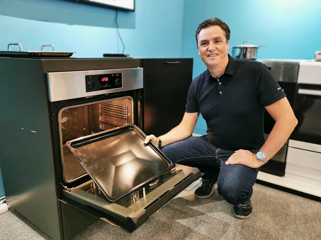 Ragnar Ekenes i Gram viser Baking Pro-serien, med et ovnsrom på 77 liter og det han sier er markedets største stekebrett. Foto: Stian Sønsteng. Ragnar Ekenes i Gram viser Baking Pro-serien, med et ovnsrom på 77 liter og det han sier er markedets største stekebrett. Foto: Stian Sønsteng.