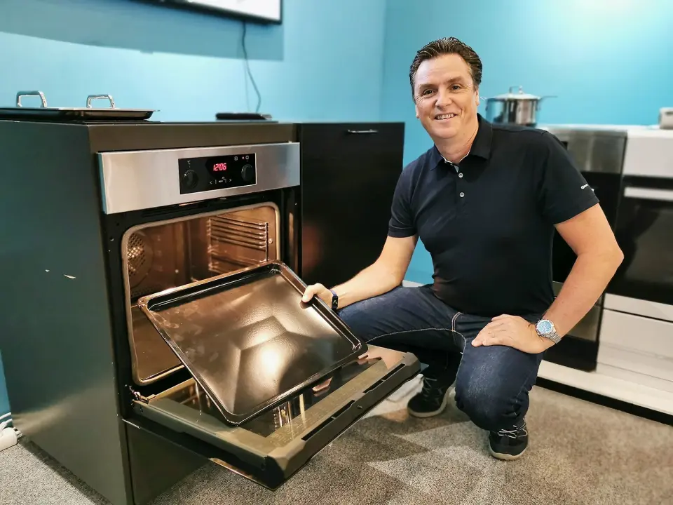 Ragnar Ekenes i Gram viser Baking Pro-serien, med et ovnsrom på 77 liter og det han sier er markedets største stekebrett. Foto: Stian Sønsteng. Ragnar Ekenes i Gram viser Baking Pro-serien, med et ovnsrom på 77 liter og det han sier er markedets største stekebrett. Foto: Stian Sønsteng.
