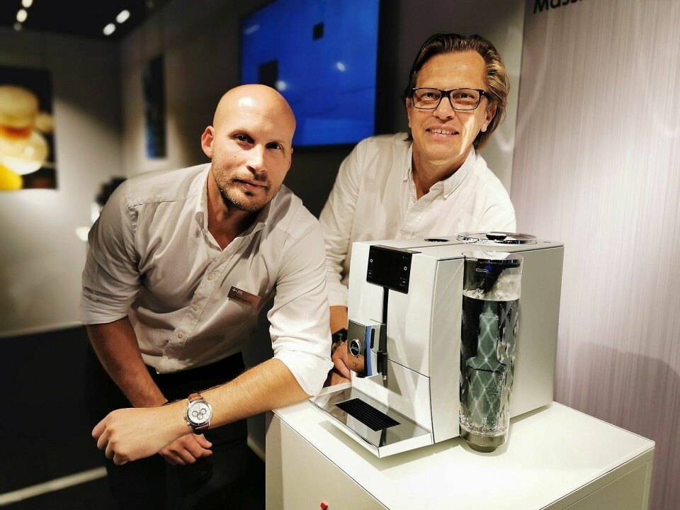 Roberg Iggström (t. v.) og John Carling med den helautomatiske kaffemaskinen Jura Ena 8 i massiv aluminium. Foto: Stian Sønsteng.