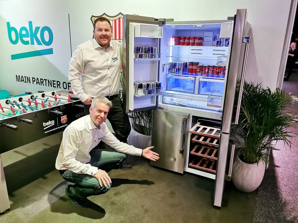 Ole Meidell (bak) og Helge Løvfall i Grundig viser Beko GN1416220CX, med kombinert vinskap, kjøl og frys, og totalt 446 liter volum. Foto: Stian Sønsteng.