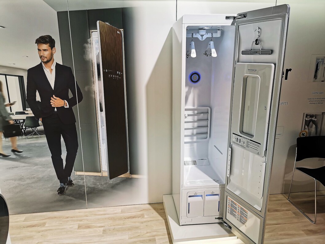 LG Styler er et dampskap med wifi. Skapet skal glatte ut tøy, samtidig som det fjerner lukt. Pris: 16.000,-. LG Styler er et dampskap med wifi. Skapet skal glatte ut tøy, samtidig som det fjerner lukt. Pris: 16.000,-.