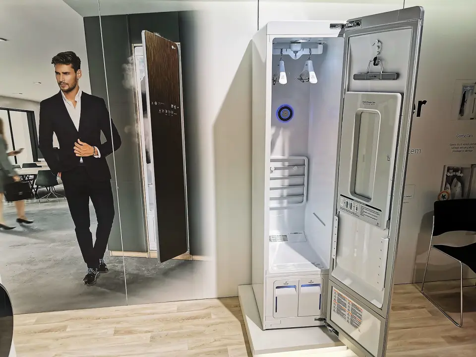 LG Styler er et dampskap med wifi. Skapet skal glatte ut tøy, samtidig som det fjerner lukt. Pris: 16.000,-. LG Styler er et dampskap med wifi. Skapet skal glatte ut tøy, samtidig som det fjerner lukt. Pris: 16.000,-.
