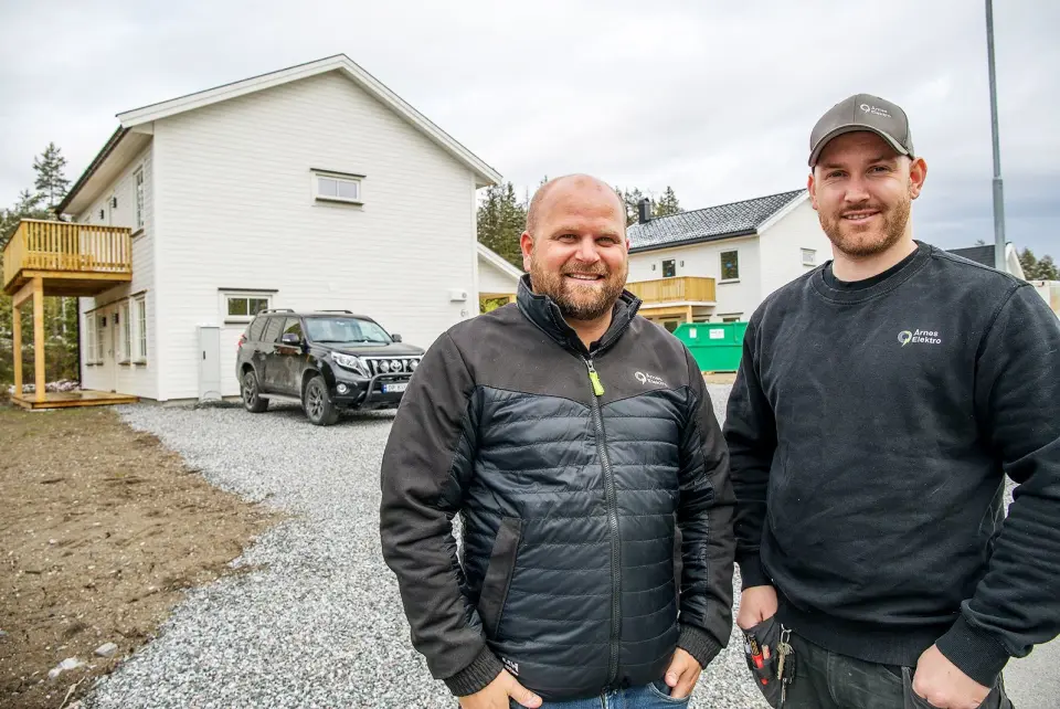 Kristian Smedsrud (t. v.) er daglig leder i Årnes Elektro, mens elektriker Tor Håkon Hansen har utført arbeidet i de to identiske boligene. Foto: Eaton Kristian Smedsrud (t. v.) er daglig leder i Årnes Elektro, mens elektriker Tor Håkon Hansen har utført arbeidet i de to identiske boligene. Foto: Eaton