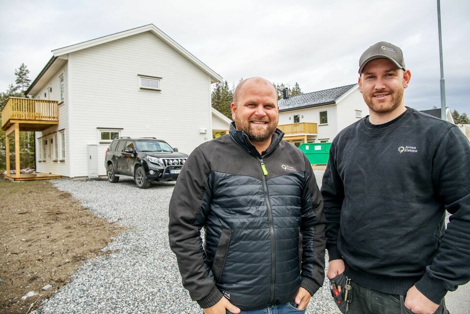Kristian Smedsrud (t. v.) er daglig leder i Årnes Elektro, mens elektriker Tor Håkon Hansen har utført arbeidet i de to identiske boligene. Foto: Eaton