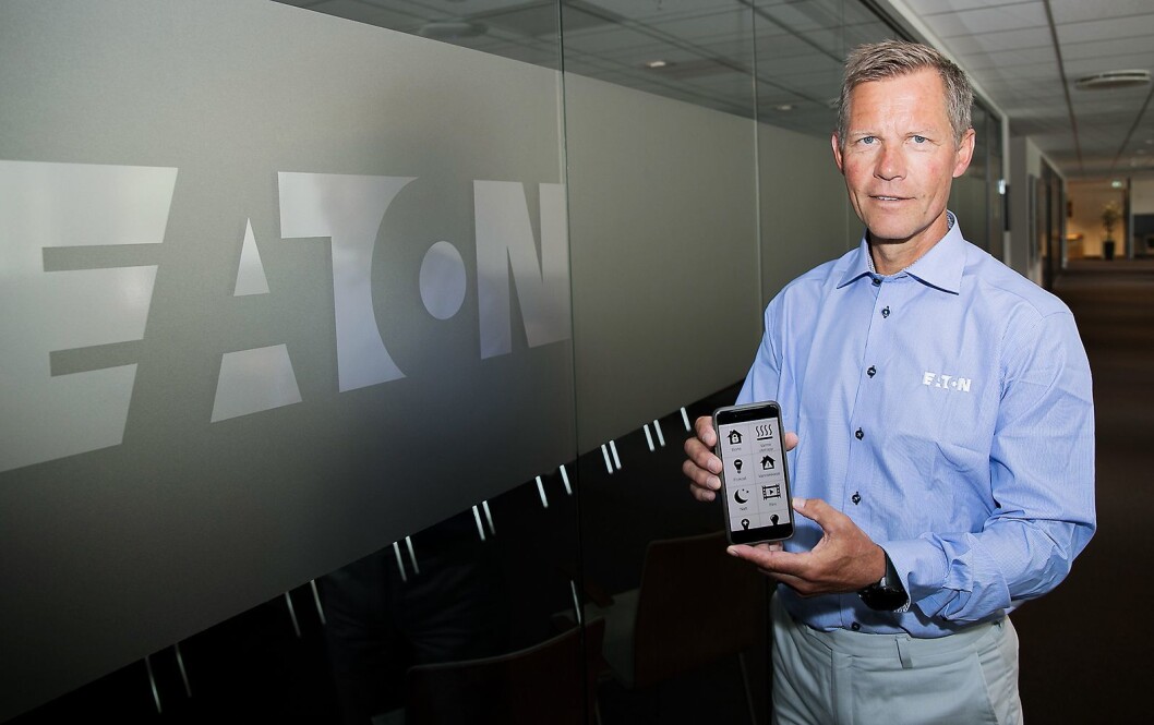 Administrerende direktør Jon Helsingeng i Eaton med appen som styrer smarthussystemet Eaton xComfort. Foto: Eaton. Administrerende direktør Jon Helsingeng i Eaton med appen som styrer smarthussystemet Eaton xComfort. Foto: Eaton.
