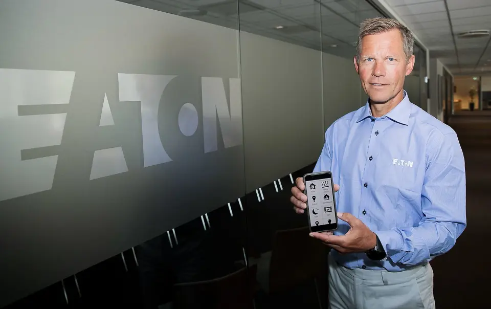 Administrerende direktør Jon Helsingeng i Eaton med appen som styrer smarthussystemet Eaton xComfort. Foto: Eaton. Administrerende direktør Jon Helsingeng i Eaton med appen som styrer smarthussystemet Eaton xComfort. Foto: Eaton.