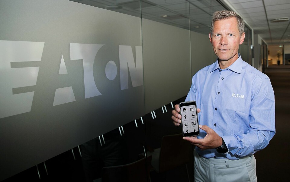 Administrerende direktør Jon Helsingeng i Eaton med appen som styrer smarthussystemet Eaton xComfort. Foto: Eaton.