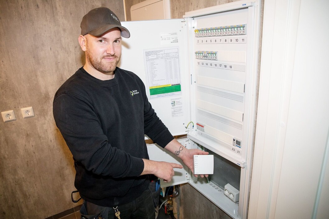 Tor Håkon Hansen med Eatons Smart home controller, som er hjernen i smarthussystemet. Foto: Eaton. Tor Håkon Hansen med Eatons Smart home controller, som er hjernen i smarthussystemet. Foto: Eaton.