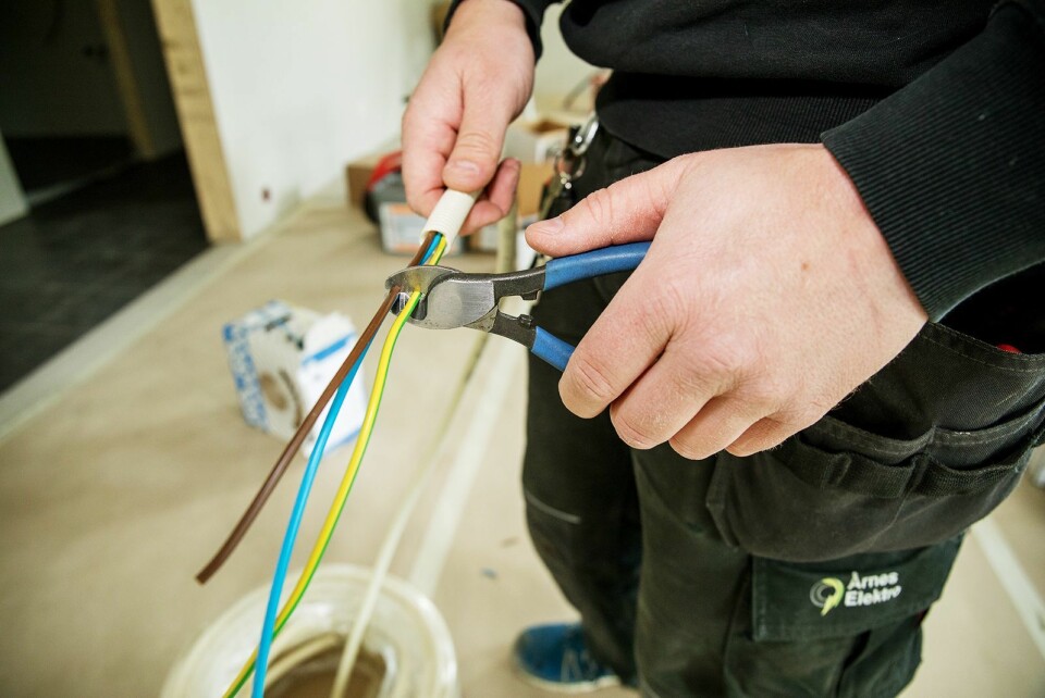 Ifølge Årnes Elektro tar det åtte timer lenger tid å installere kablet styring av lys og varme i en enebolig, enn en trådløs installasjon. Foto: Eaton.