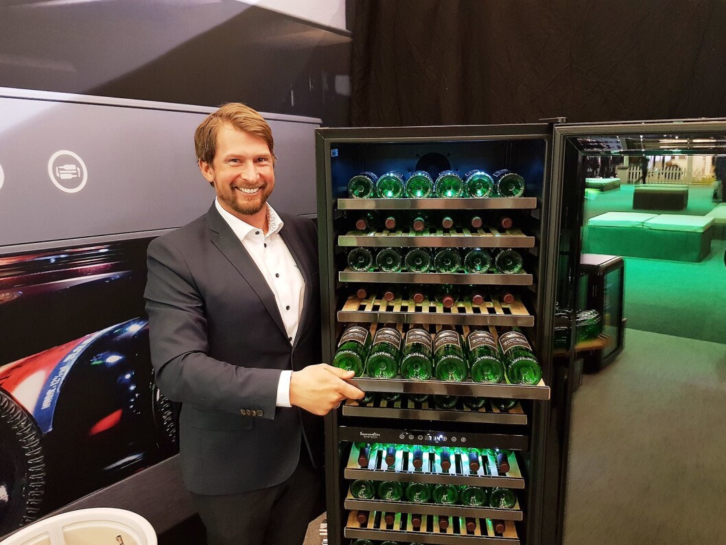 Christoffer Hamer viser frem den nye vinskapserien eksklusivt for Epoq/Elkjøp. Foto: Jan Røsholm Christoffer Hamer viser frem den nye vinskapserien eksklusivt for Epoq/Elkjøp. Foto: Jan Røsholm