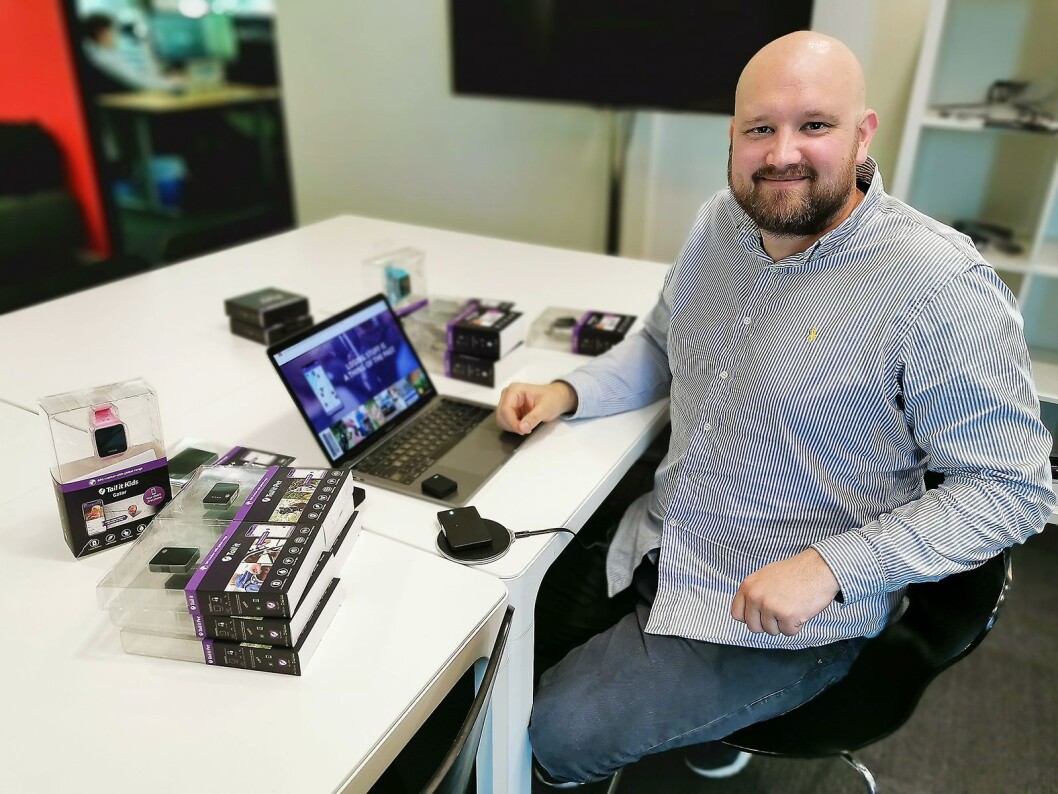 Morten Sæthre er grunnlegger av Tail it Technologies AS. Foran ham ligger selskapets trådløse QI-lader, som har en diameter på 9,3 cm. Pris: 500,- Foto: Stian Sønsteng. Morten Sæthre er grunnlegger av Tail it Technologies AS. Foran ham ligger selskapets trådløse QI-lader, som har en diameter på 9,3 cm. Pris: 500,- Foto: Stian Sønsteng.