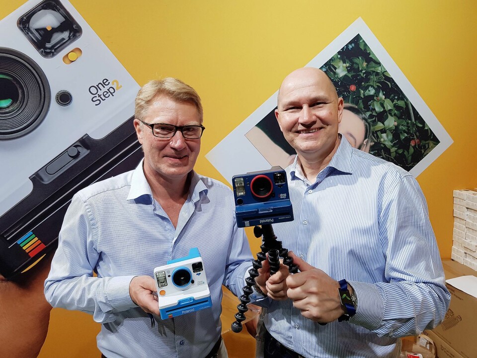 Knut Aronsen (t. v.) og Helge Rose i Focus Nordic viser frem Polaroid-kamera på Elkjøp Campus. Foto: Jan Røsholm