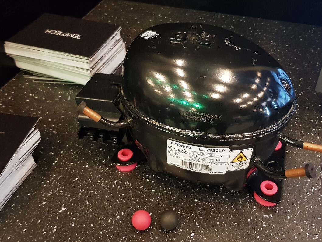 Alle kjølekompressorene i vinskapene fra Temptech står på en spesialgummi som fjerner vibrasjon. Foto: Jan Røsholm. Alle kjølekompressorene i vinskapene fra Temptech står på en spesialgummi som fjerner vibrasjon. Foto: Jan Røsholm.