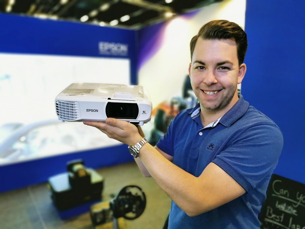 Tor Jørgen Westerby i Epson viser frem projektormodellen WP650. Foto: Stian Sønsteng Tor Jørgen Westerby i Epson viser frem projektormodellen WP650. Foto: Stian Sønsteng