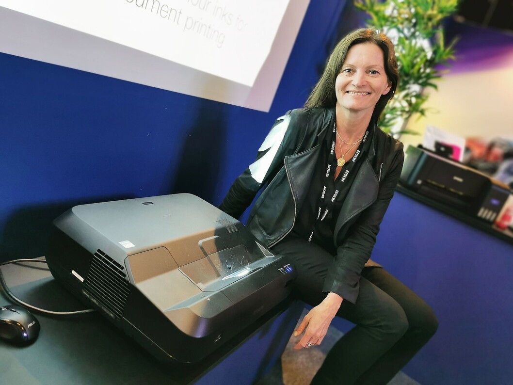 Solfrid Liland i Epson med LS100. Men kun 30 cm avstand til veggen blir bildet 120 tommer. Foto: Stian Sønsteng. Solfrid Liland i Epson med LS100. Men kun 30 cm avstand til veggen blir bildet 120 tommer. Foto: Stian Sønsteng.