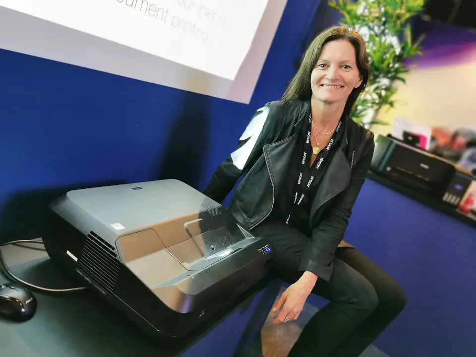 Solfrid Liland i Epson med LS100. Men kun 30 cm avstand til veggen blir bildet 120 tommer. Foto: Stian Sønsteng. Solfrid Liland i Epson med LS100. Men kun 30 cm avstand til veggen blir bildet 120 tommer. Foto: Stian Sønsteng.
