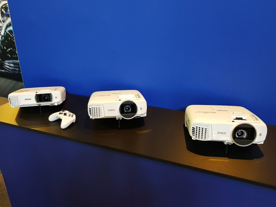 Epson har projektorer i flere størrelser. Her er tre av dem avbildet. Foto: Jan Røsholm. Epson har projektorer i flere størrelser. Her er tre av dem avbildet. Foto: Jan Røsholm.
