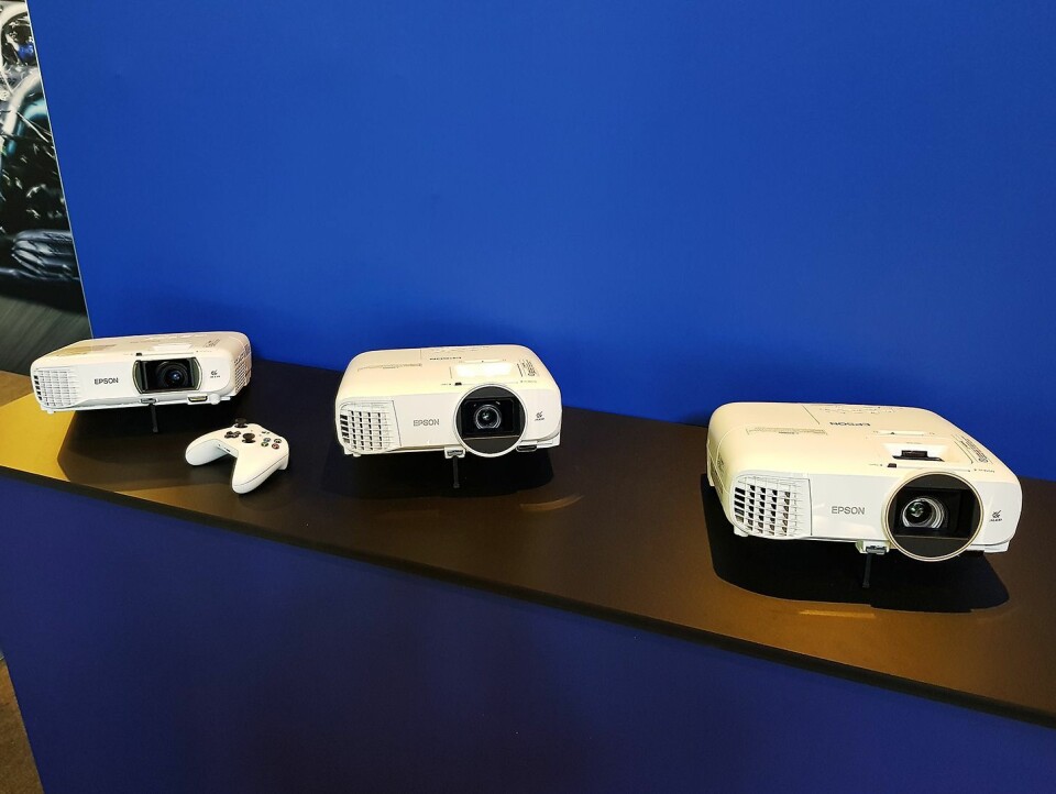 Epson har projektorer i flere størrelser. Her er tre av dem avbildet. Foto: Jan Røsholm.