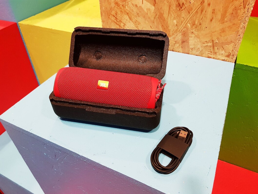 Emballasjen til JBL Flip 5 er laget av organisk materiale, og skal kastes i matavfallet. Foto: Jan Røsholm Emballasjen til JBL Flip 5 er laget av organisk materiale, og skal kastes i matavfallet. Foto: Jan Røsholm