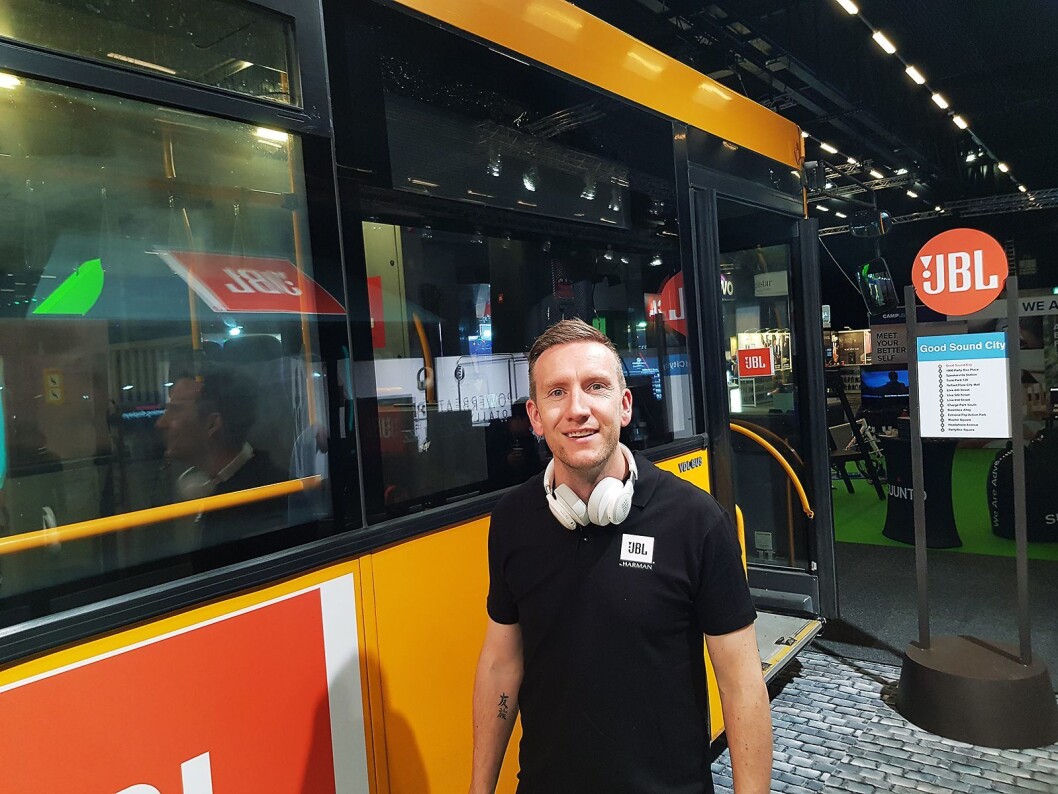 Trond Gulbrandsen i Harman hadde tatt med seg en buss til Elkjøp Campus. Foto: Jan Røsholm. Trond Gulbrandsen i Harman hadde tatt med seg en buss til Elkjøp Campus. Foto: Jan Røsholm.