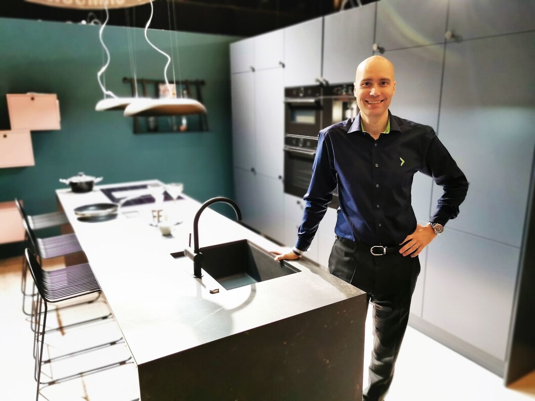 Nordisk kategoridirektør for kjøkken og interiør i Elkjøp, Thomas Hegerlund, med Epoq-kjøkkenet Trend Blue Grey. Foto: Stian Sønsteng Nordisk kategoridirektør for kjøkken og interiør i Elkjøp, Thomas Hegerlund, med Epoq-kjøkkenet Trend Blue Grey. Foto: Stian Sønsteng