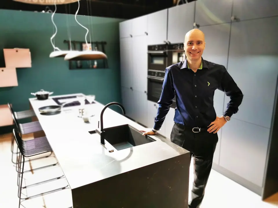 Nordisk kategoridirektør for kjøkken og interiør i Elkjøp, Thomas Hegerlund, med Epoq-kjøkkenet Trend Blue Grey. Foto: Stian Sønsteng Nordisk kategoridirektør for kjøkken og interiør i Elkjøp, Thomas Hegerlund, med Epoq-kjøkkenet Trend Blue Grey. Foto: Stian Sønsteng