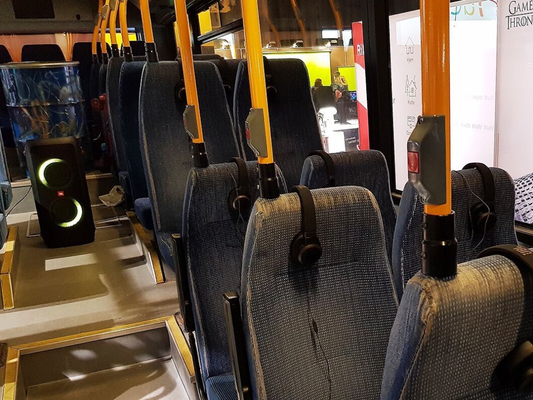 I bussen ble det demonstrert støykansellering i hodetelefonene. Foto: Jan Røsholm. I bussen ble det demonstrert støykansellering i hodetelefonene. Foto: Jan Røsholm.