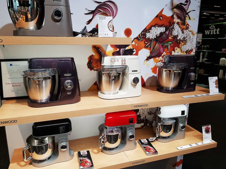 Kjøkkenmaskinene fra Kenwood finnes i forskjellige utførelser og farger. Foto: Jan Røsholm. Kjøkkenmaskinene fra Kenwood finnes i forskjellige utførelser og farger. Foto: Jan Røsholm.