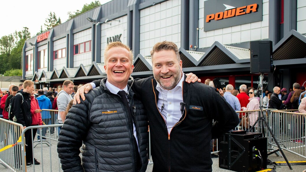 Thomas Marthinsen, salgssjef hvitevarer og Morten Hovland, HR og opplæringsleder, er godt fornøyd med oppmøtet på åpningen av Power Lagunen i Bergen. Foto: Power