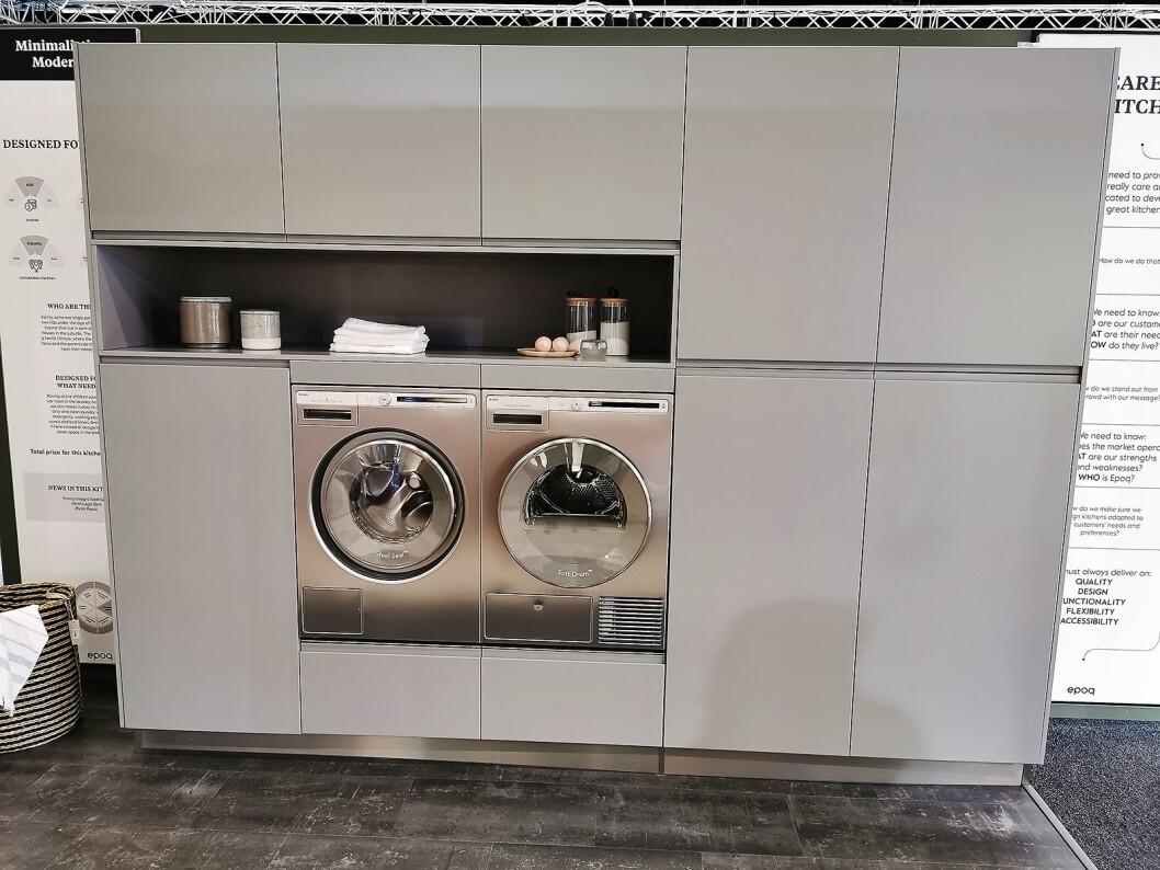 Elkjøp tilbyr en rekke Epoq-innredninger for vaskerom. Her Integra Steel Grey, med vask og tørk fra Asko i rustfritt stål. Foto: Stian Sønsteng. Elkjøp tilbyr en rekke Epoq-innredninger for vaskerom. Her Integra Steel Grey, med vask og tørk fra Asko i rustfritt stål. Foto: Stian Sønsteng.
