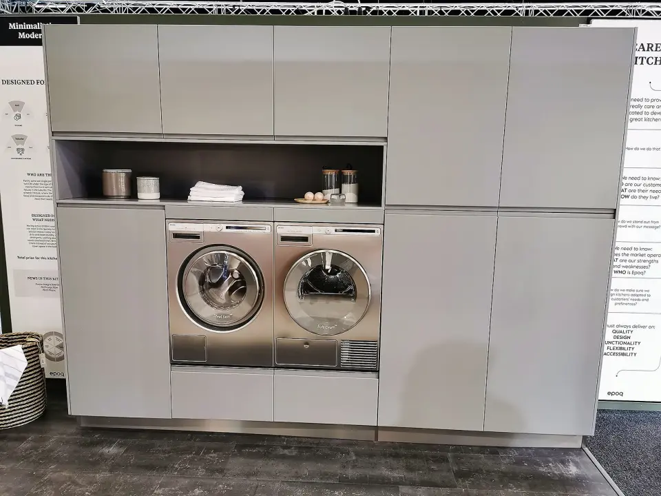 Elkjøp tilbyr en rekke Epoq-innredninger for vaskerom. Her Integra Steel Grey, med vask og tørk fra Asko i rustfritt stål. Foto: Stian Sønsteng. Elkjøp tilbyr en rekke Epoq-innredninger for vaskerom. Her Integra Steel Grey, med vask og tørk fra Asko i rustfritt stål. Foto: Stian Sønsteng.