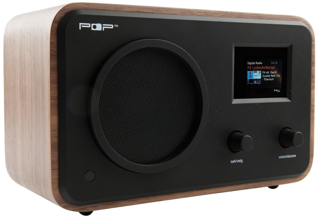 POPradio har dab+, FM, blåtann, linje inn og linje ut, kommer i valnøtt og sort, fargedisplay med slideshow-visning, fjernkontroll med favorittkanalknapper (1-6), mulighet for bruk av ekstern antenne (POPyourSIGNAL), mulighet for drift på 12V, klokkeradio, equalizer, norske tekster i displayet. Pris: 1.700,-. POPradio har dab+, FM, blåtann, linje inn og linje ut, kommer i valnøtt og sort, fargedisplay med slideshow-visning, fjernkontroll med favorittkanalknapper (1-6), mulighet for bruk av ekstern antenne (POPyourSIGNAL), mulighet for drift på 12V, klokkeradio, equalizer, norske tekster i displayet. Pris: 1.700,-.