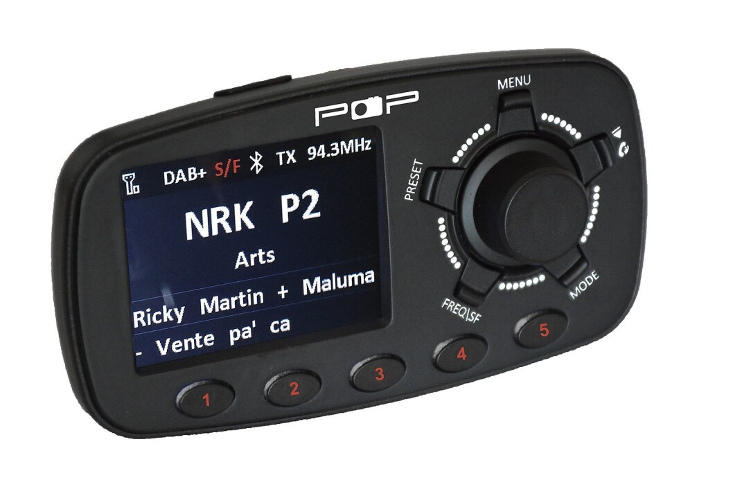 POPyourCAR 3.0 har dab+, blåtann, service following (SF) og traffic announcements (TA). FM-sender. Spill musikk fra telefonen/svar og snakk i telefonen. 5 direktevalg-knapper. Spesialutviklet antenne med "click and ground". Linje inn/ut. Dobbel USB - kan lade. Pris: 1.900,-. POPyourCAR 3.0 har dab+, blåtann, service following (SF) og traffic announcements (TA). FM-sender. Spill musikk fra telefonen/svar og snakk i telefonen. 5 direktevalg-knapper. Spesialutviklet antenne med "click and ground". Linje inn/ut. Dobbel USB - kan lade. Pris: 1.900,-.