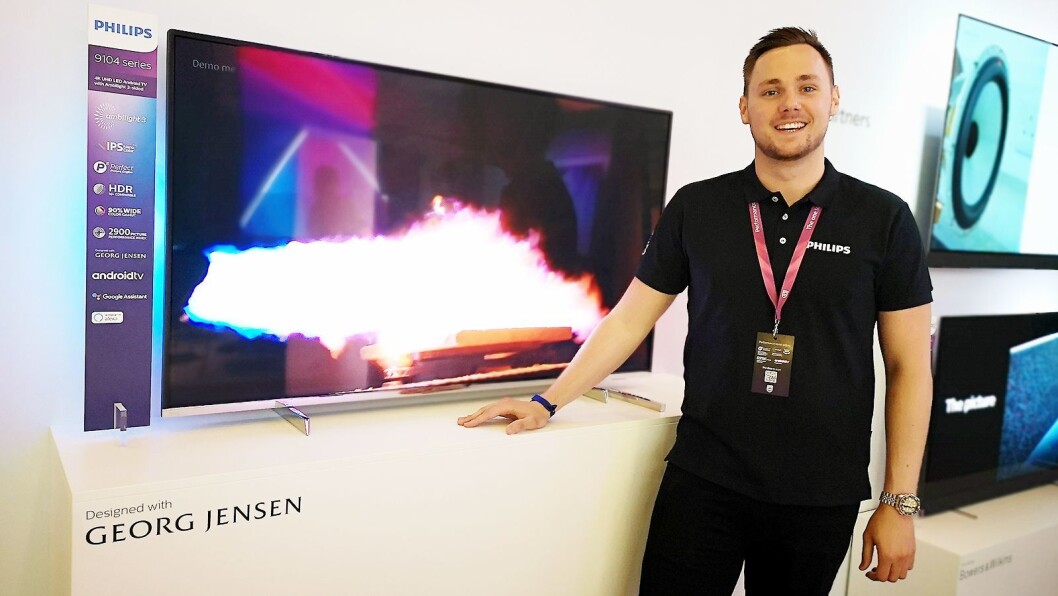Mattias Svensson, sagsfremmer i TP Vision Sverige, viser fram den nye 9710-modellen som Georg Jensen har designet. Foto: Marte Ottemo Mattias Svensson, sagsfremmer i TP Vision Sverige, viser fram den nye 9710-modellen som Georg Jensen har designet. Foto: Marte Ottemo